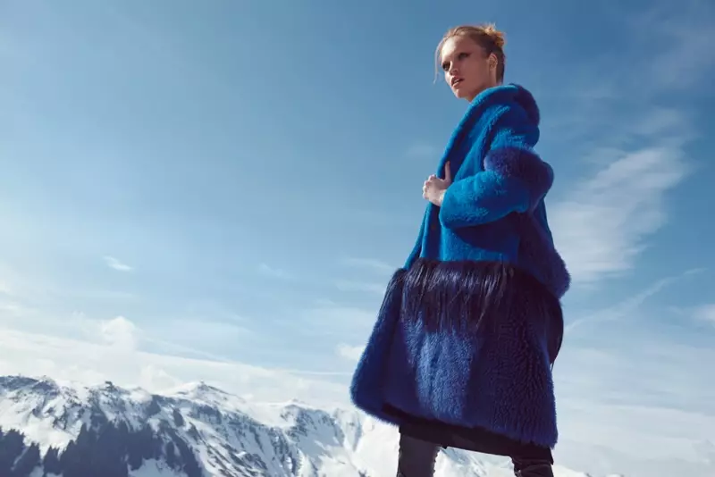 Luisa Bianchin model mantel bulu biru