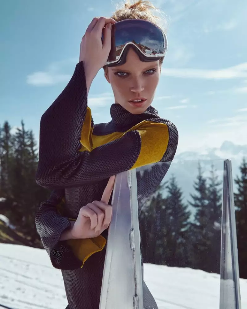 В лыжных очках Луиза Бьянчин позирует в цветном свитере.