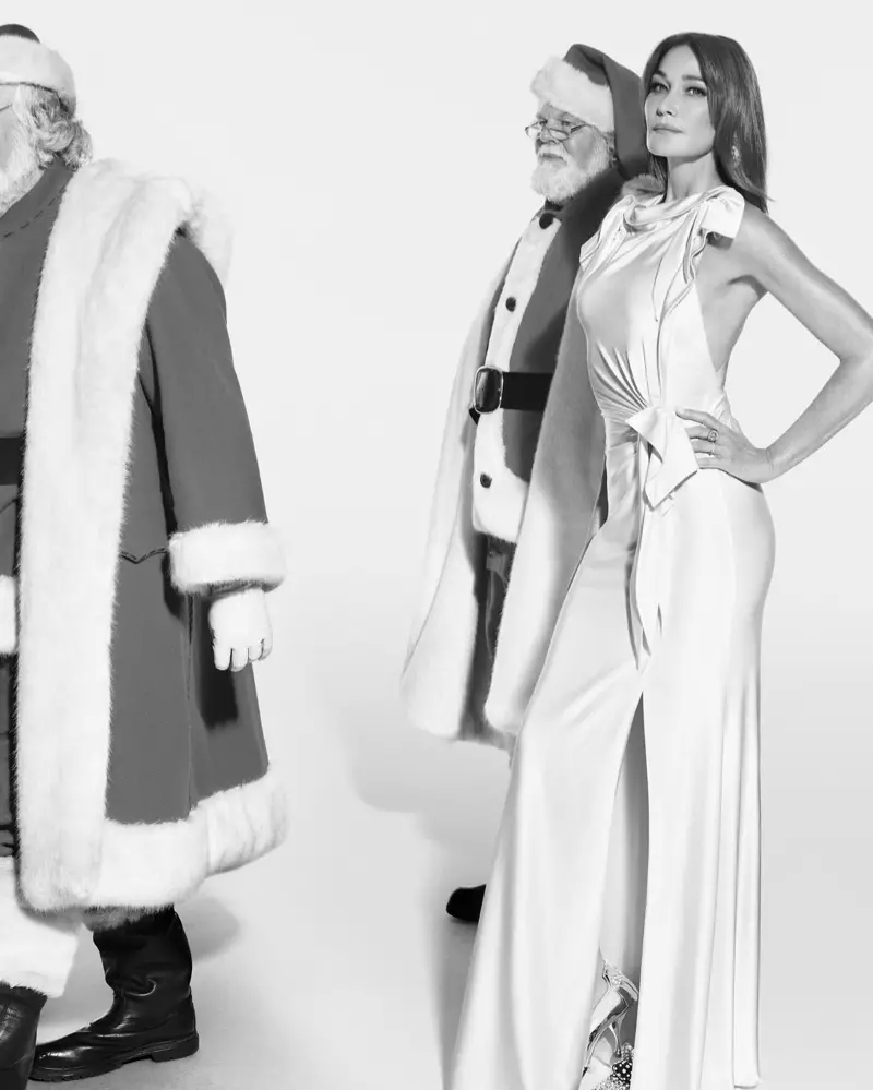 Carla Bruni posa con Babbo Natale nella campagna Burberry Holiday 2019