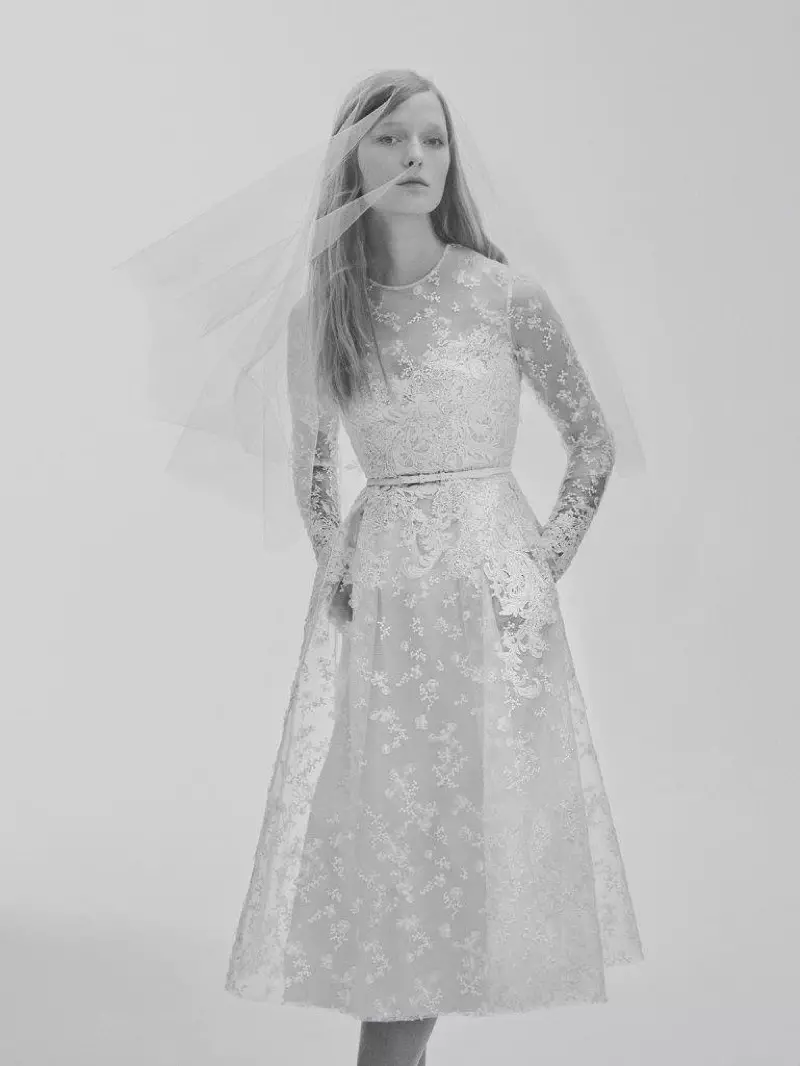 Een model draagt een knielange trouwjurk met borduursel uit de bruidscollectie 2017 van Elie Saab
