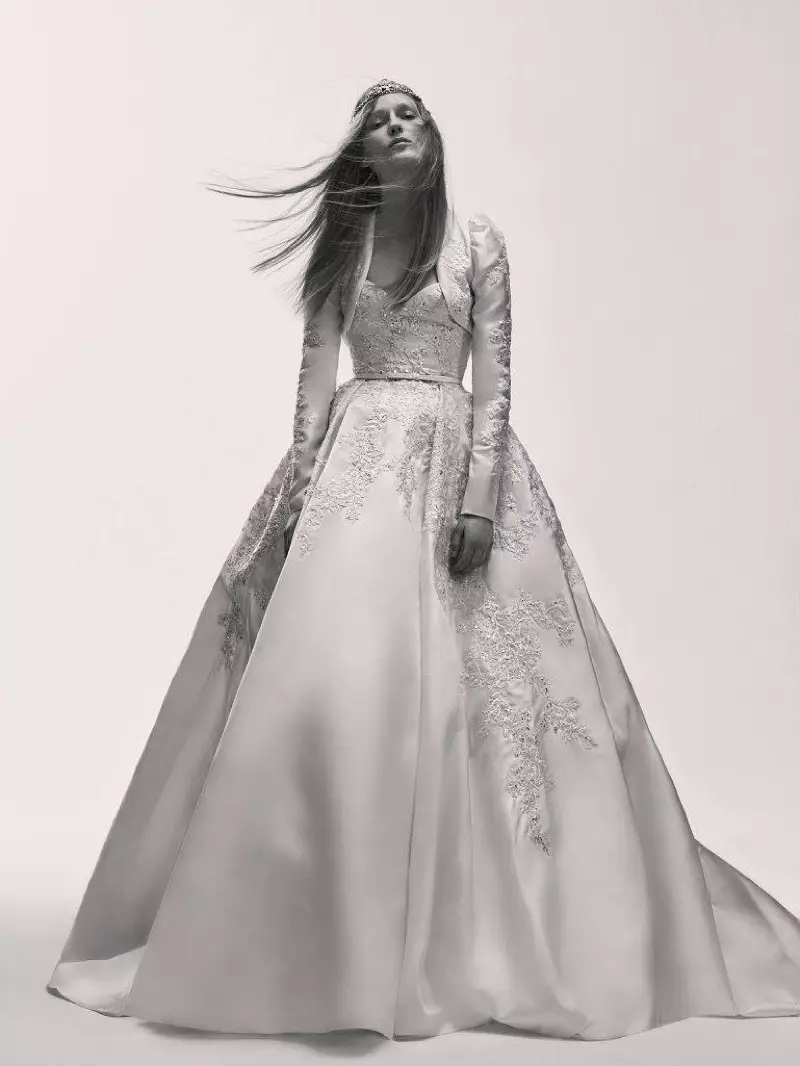 Modell kannab impeeriumi vöökohaga pulmakleiti Elie Saabi 2017. aasta kevade pruutkollektsioonist