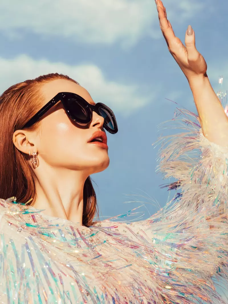A actriz Madelaine Petsch leva lentes de sol Prive Revaux Monroe