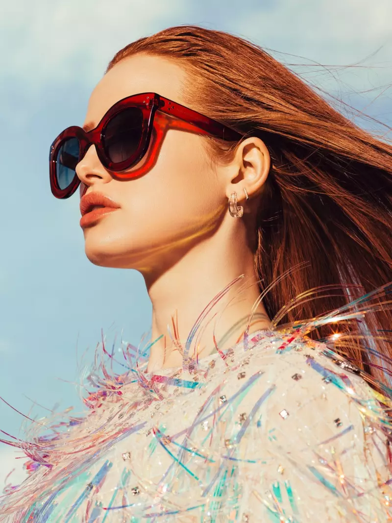 Madelaine Petsch x Prive – Czerwone okulary przeciwsłoneczne Revaux Monroe