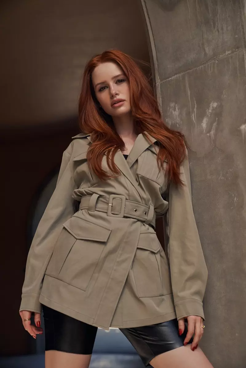 Wojambula Madelaine Petsch amavala Shein x Madelaine flap pocket coat