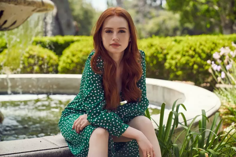 Madelaine Petsch yerekana Shein x Madelaine polka yambaye akadomo