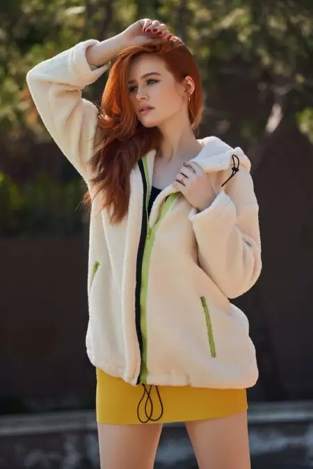 Madelaine Petsch neem 'n pose in Shein-style