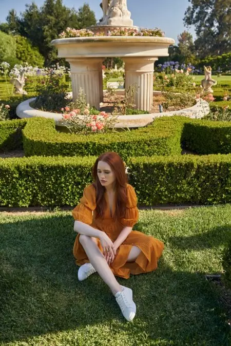 Madelaine Petsch fai unha pose en estilos Shein