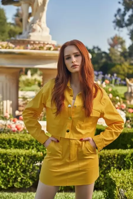 Madelaine Petsch fai unha pose en estilos Shein