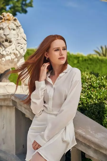 Madelaine Petsch fai unha pose en estilos Shein