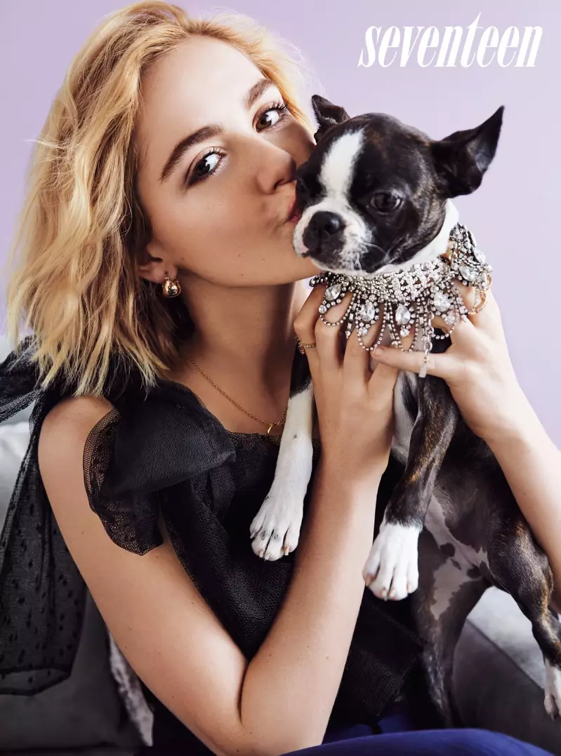 In posa con un cucciolo, Kiernan Shipka indossa top REDValentino e orecchini Ana Luisa