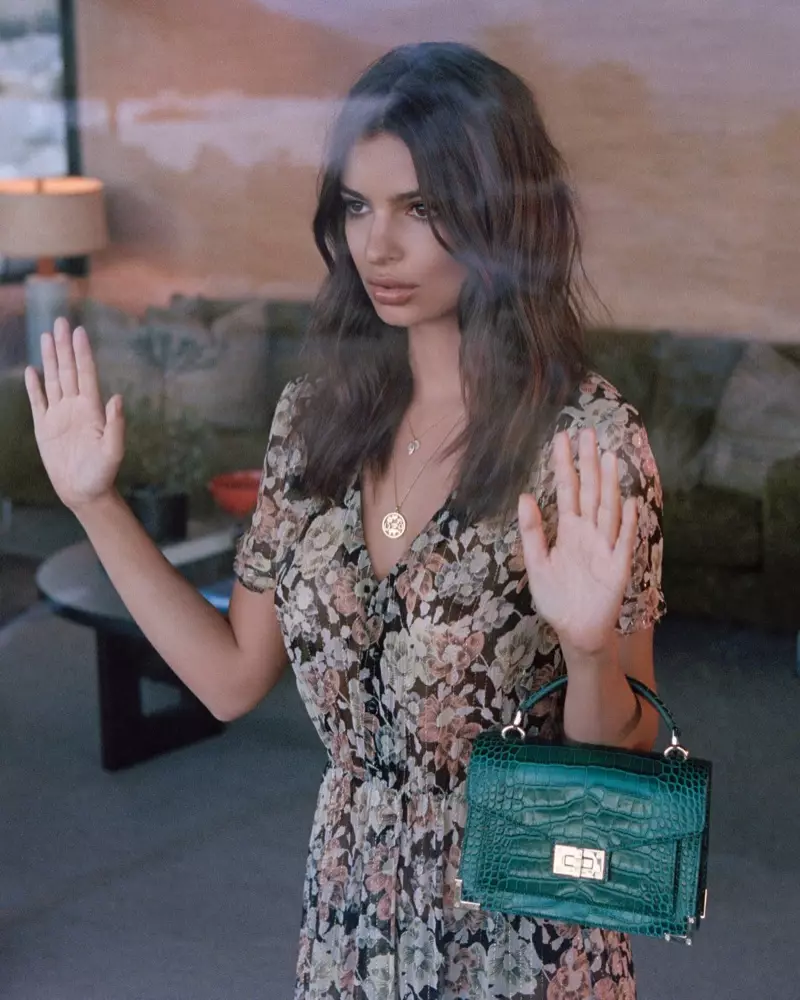 နွေဦး-နွေရာသီ 2018 လှုပ်ရှားမှုအတွက် Kooples သည် Emily Ratajkowski ကို နှိပ်သည်။