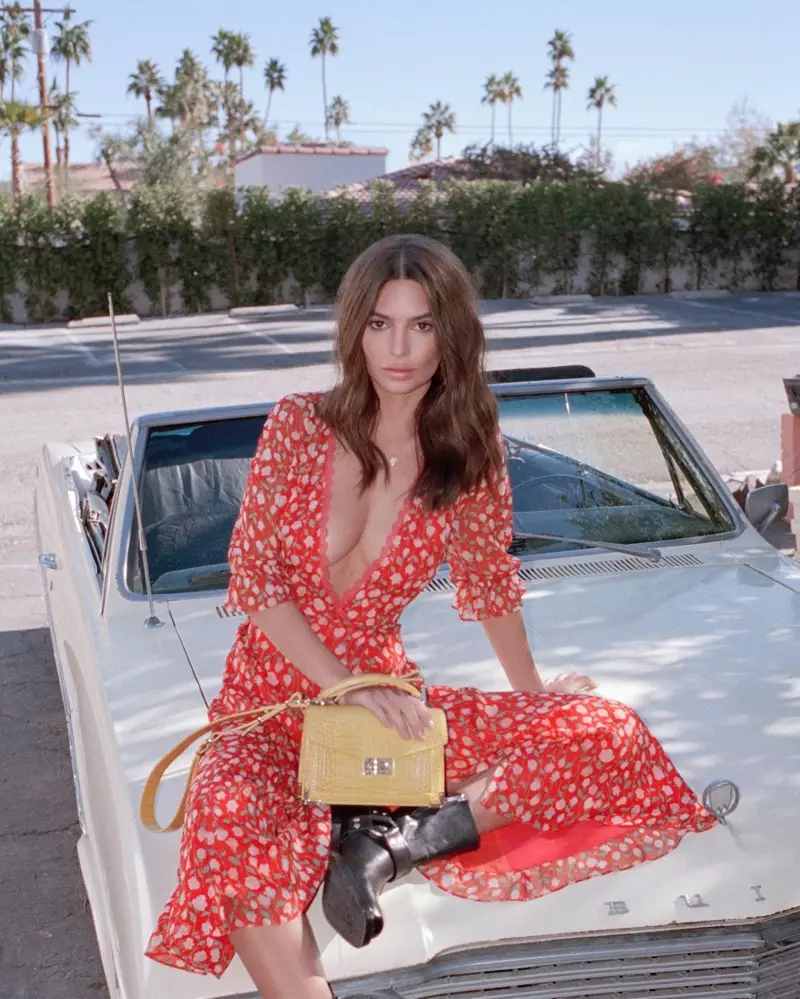 Si Emily Ratajkowski ay nag-pose na may Emily handbag na dilaw para sa The Kooples' spring-summer 2018 campaign