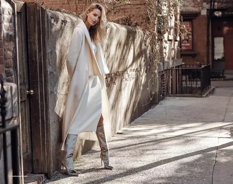 O Michaela Kocianova o loʻo tu i le Winter Fashions mo Venise Magazine