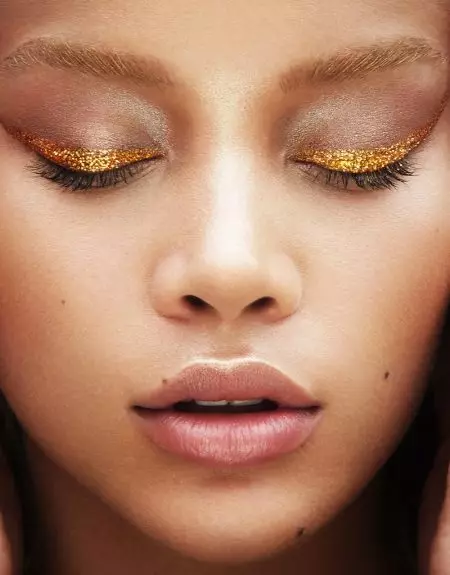 Jasmine Sanders o Khanya ka Botle ba Metallic o Batla Vogue Taiwan