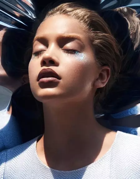 Jasmine Sanders ji bo Vogue Taiwan di Bedewiya Metalîk de Dibiriqe