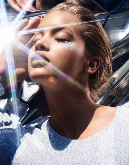 Jasmine Sanders brilha em looks de beleza metálicos para a Vogue Taiwan