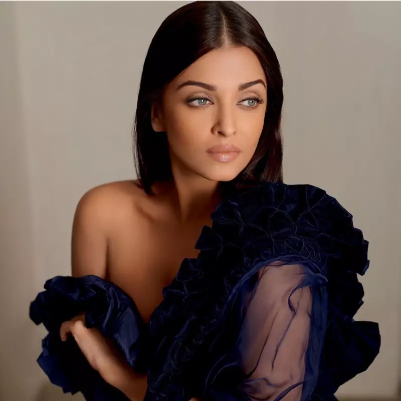 Aishwaryara Rai Bachchan draacht fluwelen ruches en stuts yn Manish Malhotra sari en blouse