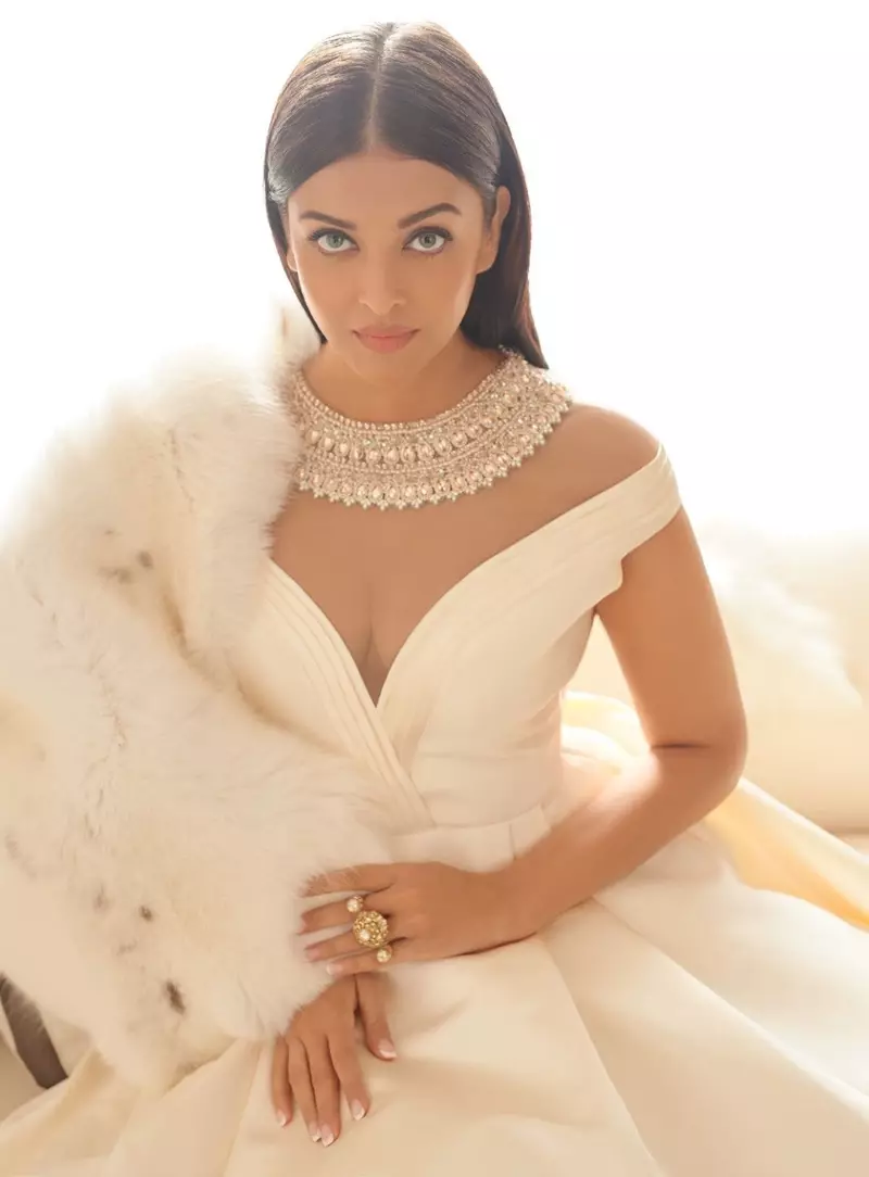 ተዋናይት Aishwarya Rai Bachchan በማኒሽ ማልሆትራ ጋውን ለብሳለች።