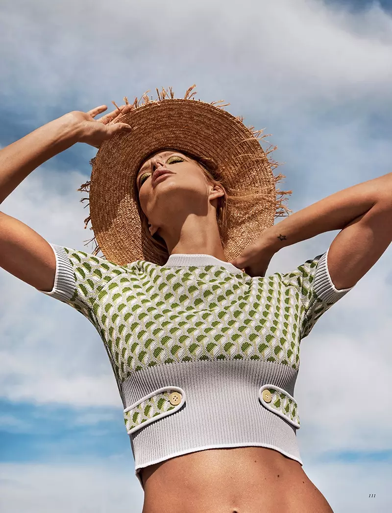 Michaela Kocianova modelleer sjiek strandmodes vir Harper's Bazaar Kazakstan