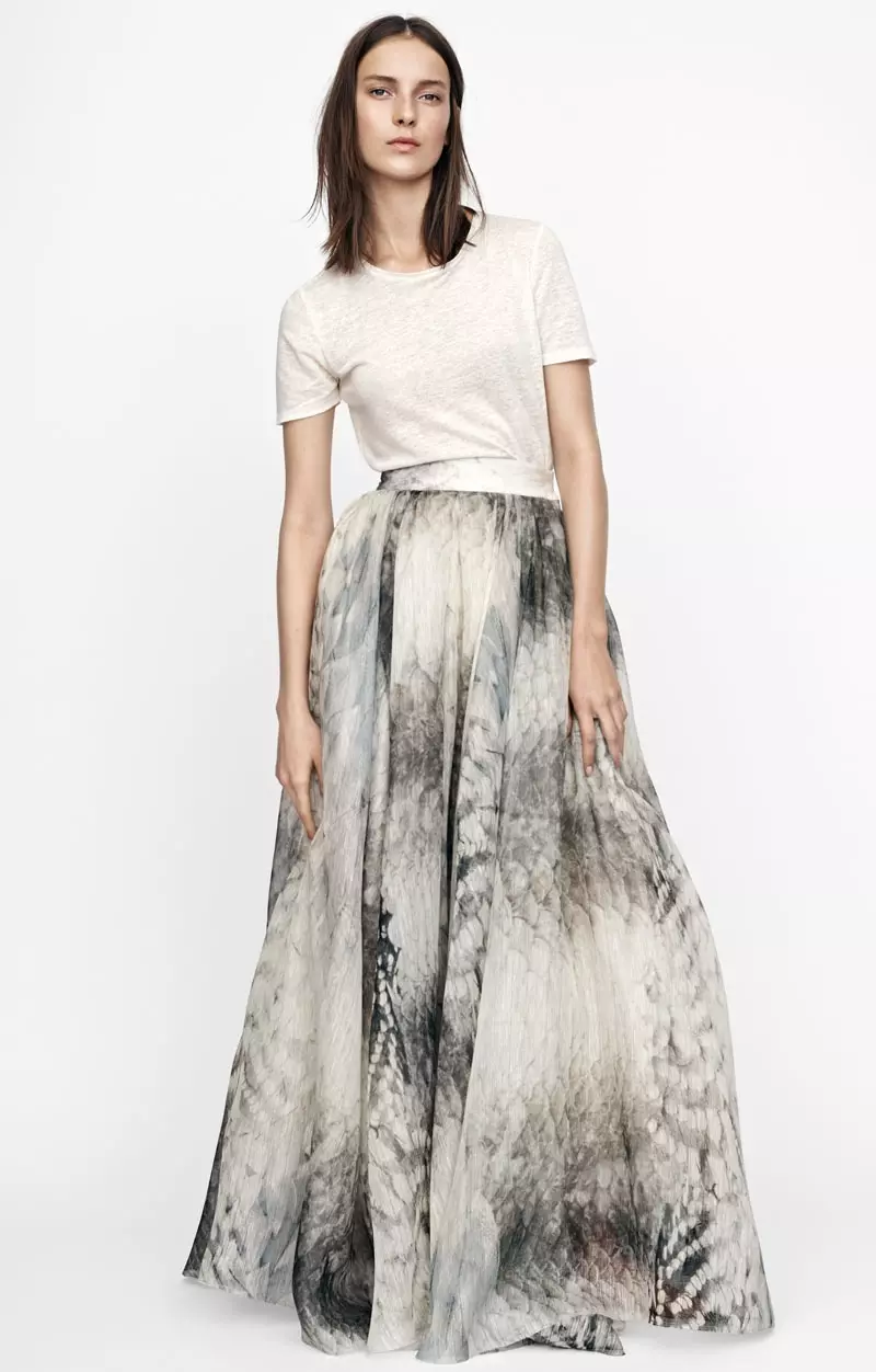 H&M ၏ Conscious Exclusive range မှ lookbook ပုံ။