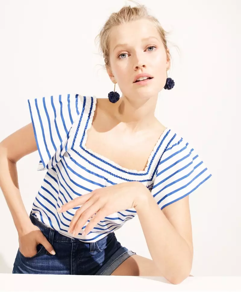 Ang J. Crew nag-smocked nga Square-Neck nga Top sa Stripe, Denim Short sa Merrill Wash ug Gikuha nga Carnation Earrings