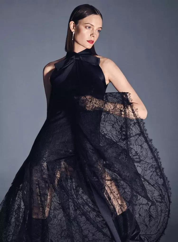 Nimue Smit Models All Black Looks foar Harper's Bazaar Dútslân