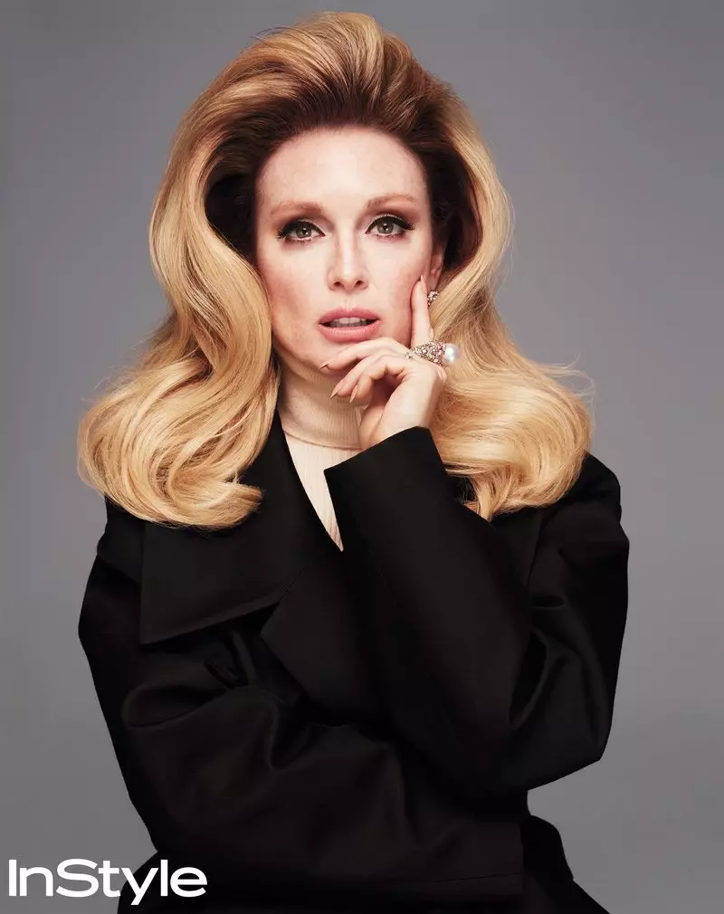 Njengo blonde, uJulianne Moore unxibe idyasi yeRochas yomsele kunye nejezi