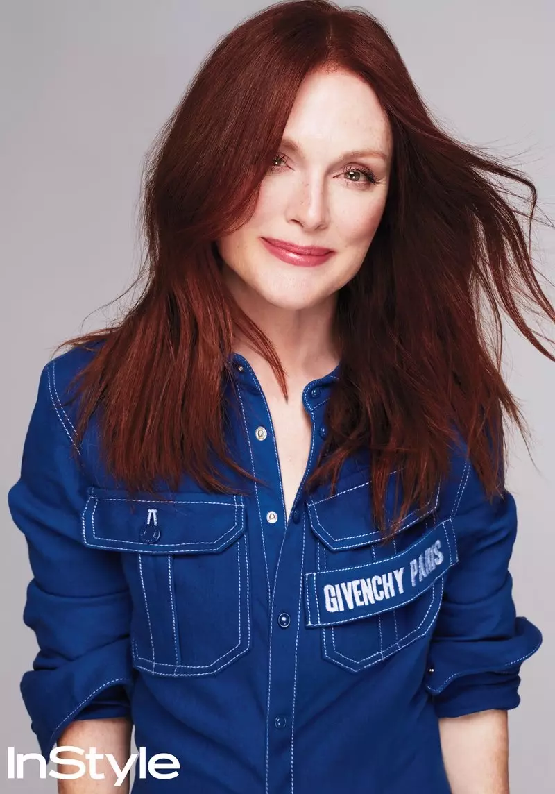 Julianne Moore yn fflachio gwên yng nghrys Givenchy