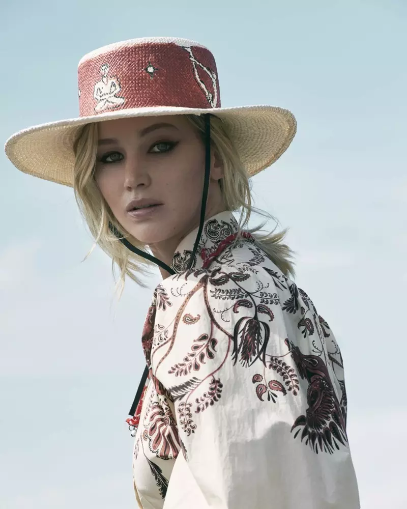 Herečka Jennifer Lawrence nosí široký klobúk a šaty s potlačou od Diora