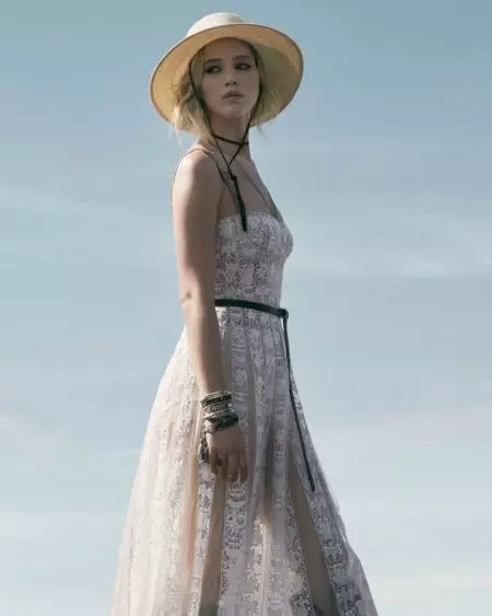 Jennifer Lawrence sa vydáva na oblohu v štýle rezortu Dior