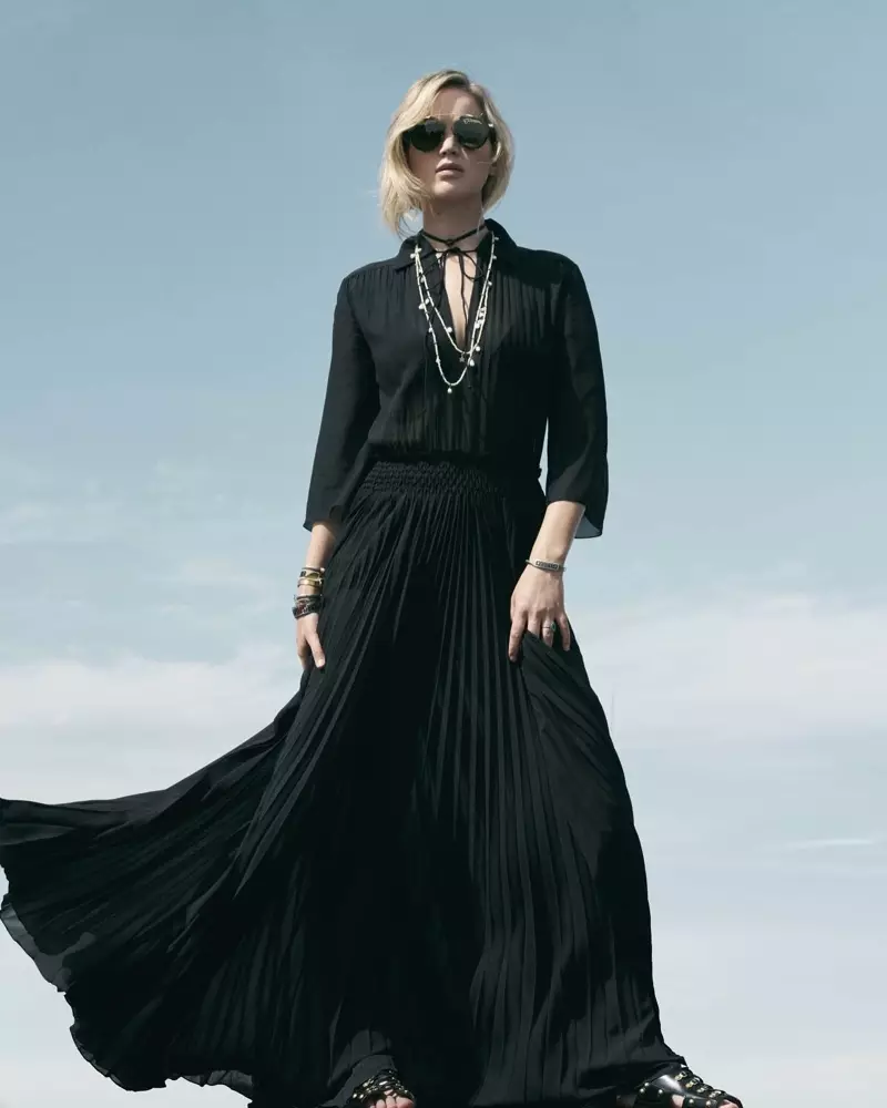Jennifer Lawrence, oblečená v čiernom, má na sebe kolekciu rezortu Dior pre rok 2018