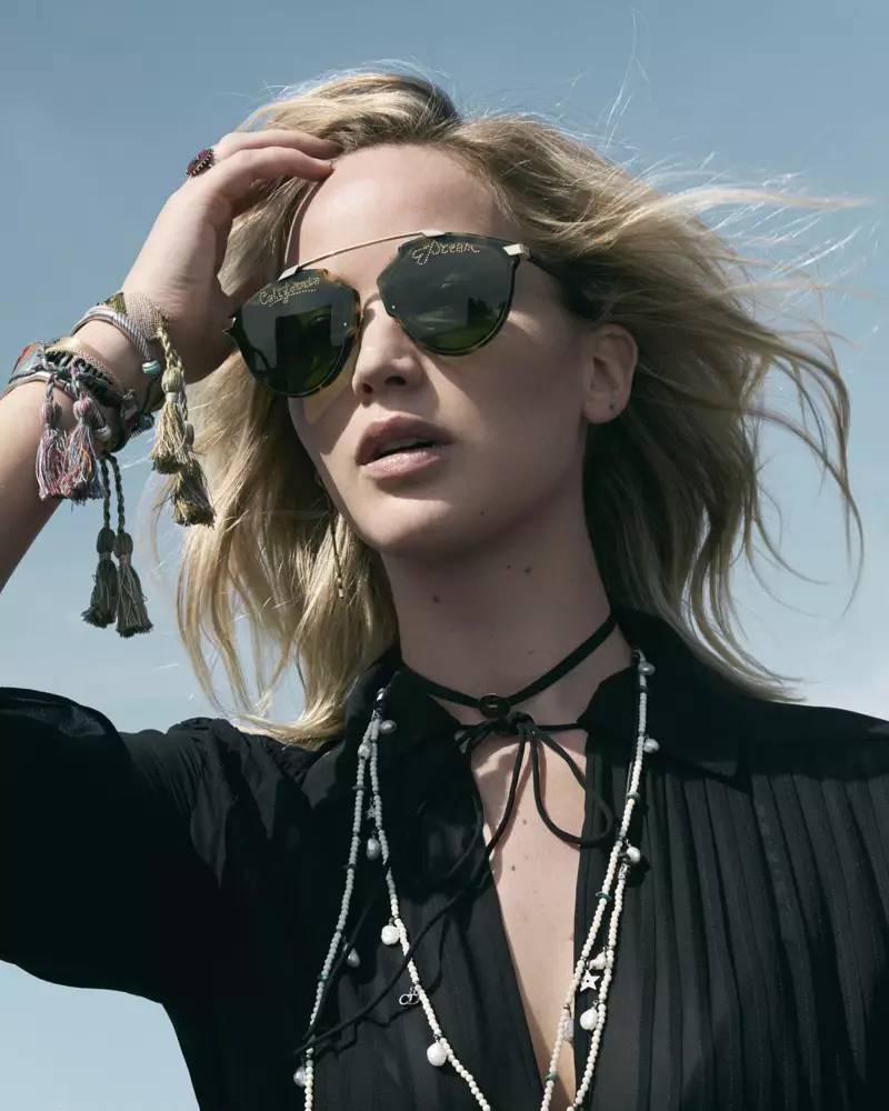 Jennifer Lawrence, pripravená na detailný záber, nosí slnečné okuliare a šperky Dior