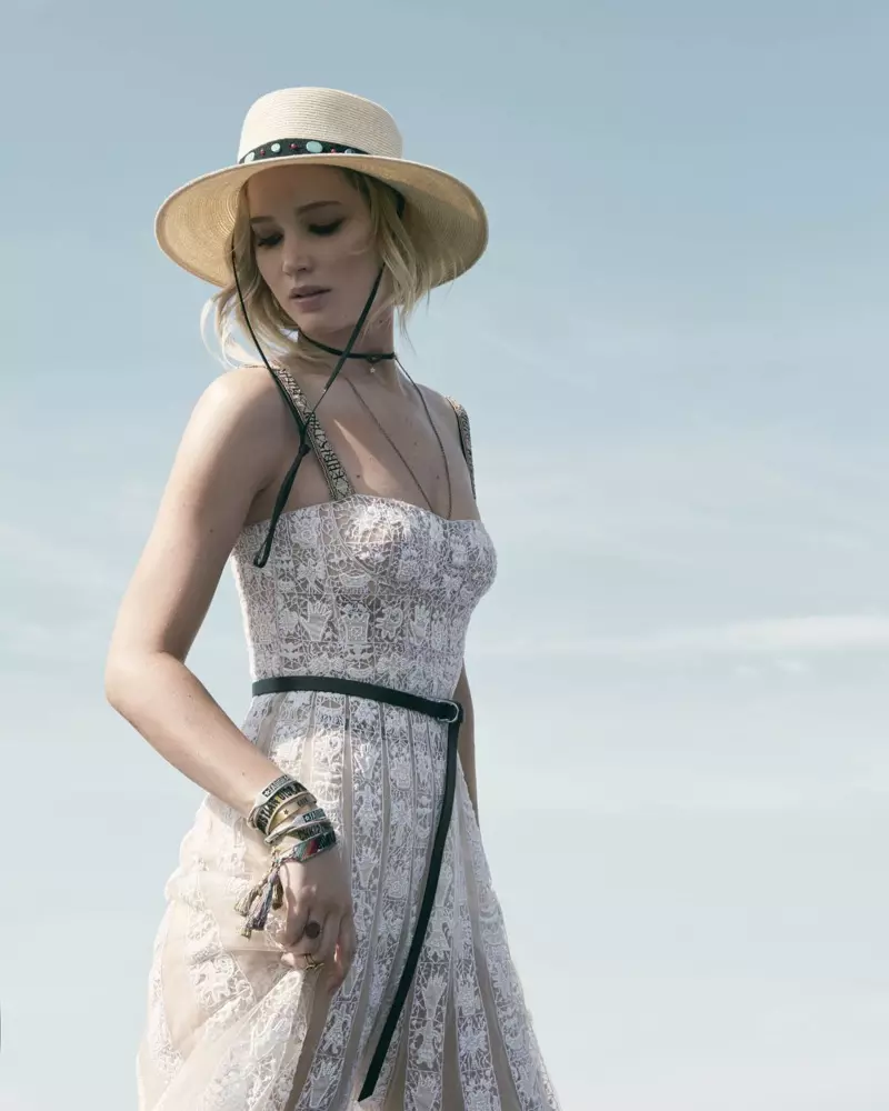 Jennifer Lawrence, oblečená v bielom, pózuje v bielych šatách značky Dior