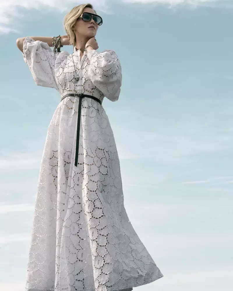 Herečka Jennifer Lawrence má na sebe biele maxi šaty Dior
