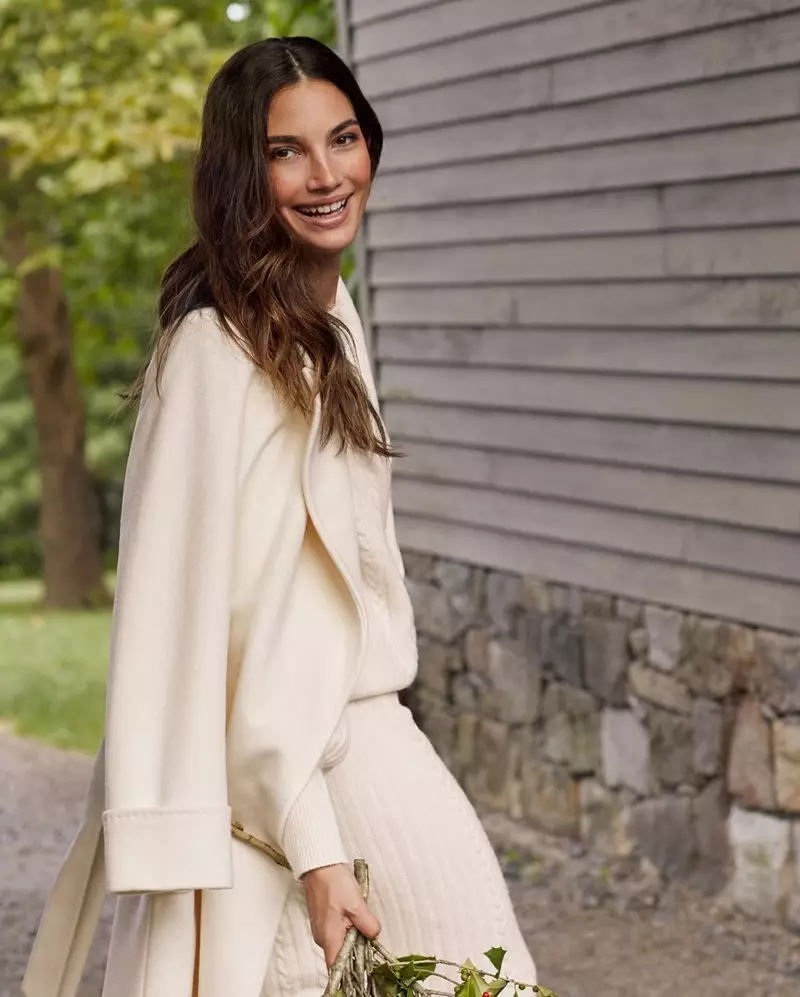 Lily Aldridge jẹ gbogbo rẹrin musẹ ni ipolongo Lauren Ralph Lauren Holiday 2019