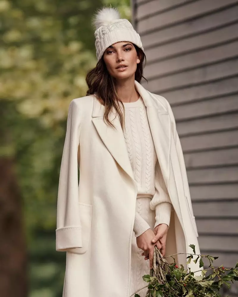 Lily Aldridge, geklee in wit, staan voor Lauren Ralph Lauren Holiday 2019-veldtog