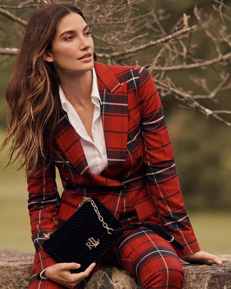 Model Lily Aldridge nganggo blazer lan celonone ing kampanye Lauren Ralph Lauren Holiday 2019