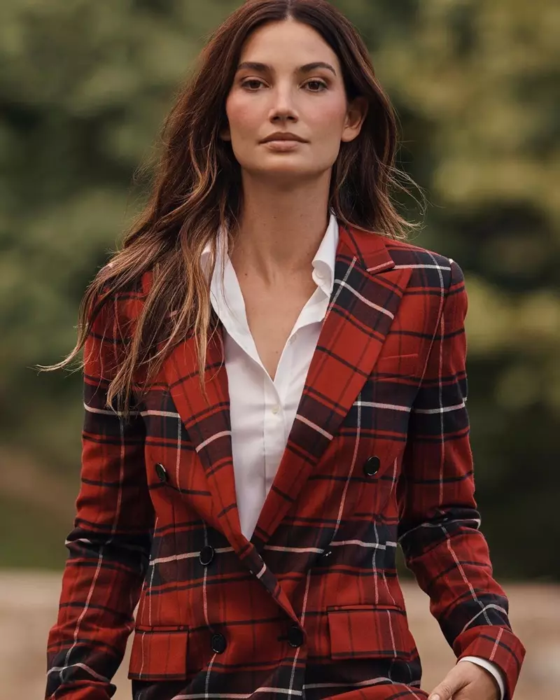 Lily Aldridge o hlaha lets'olo la Lauren Ralph Lauren Holiday 2019