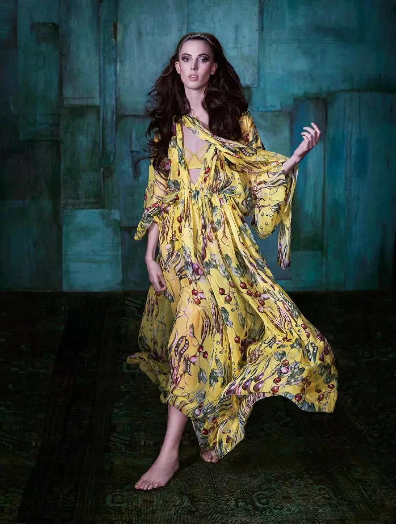 Ruby Aldridge Bersinar dalam Gaya Kuning untuk Cara Menghabiskannya