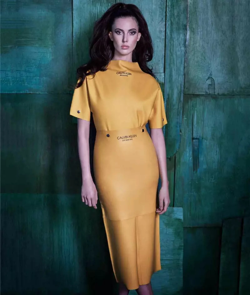 Ruby Aldridge Bersinar dalam Gaya Kuning untuk Cara Menghabiskannya