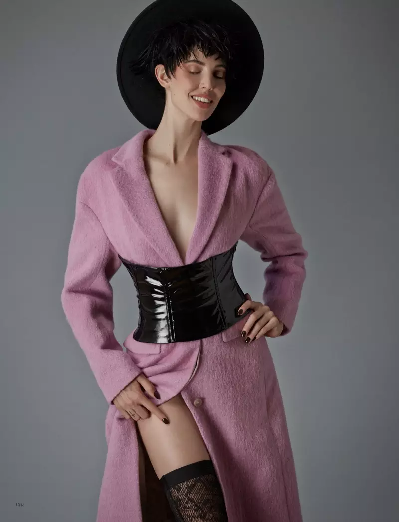 Ruby Aldridge posa in un look elegante per Harper's Bazaar Kazakistan