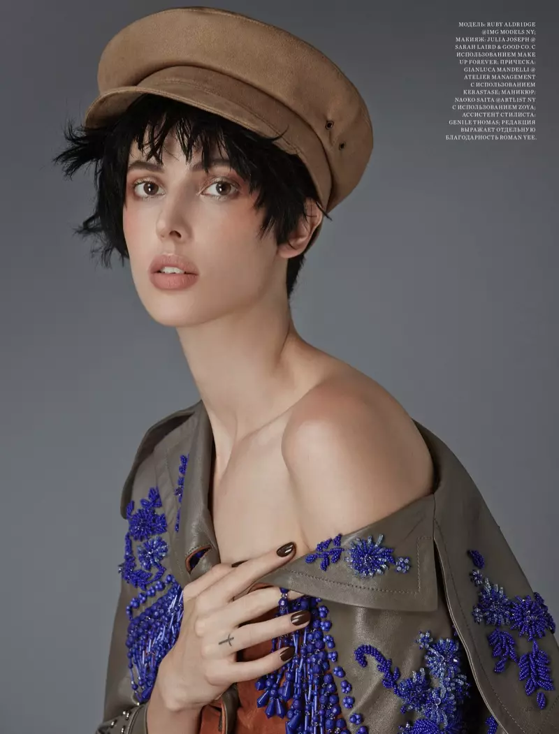 Ruby Aldridge posa con un look elegante para Harper's Bazaar Kazajstán