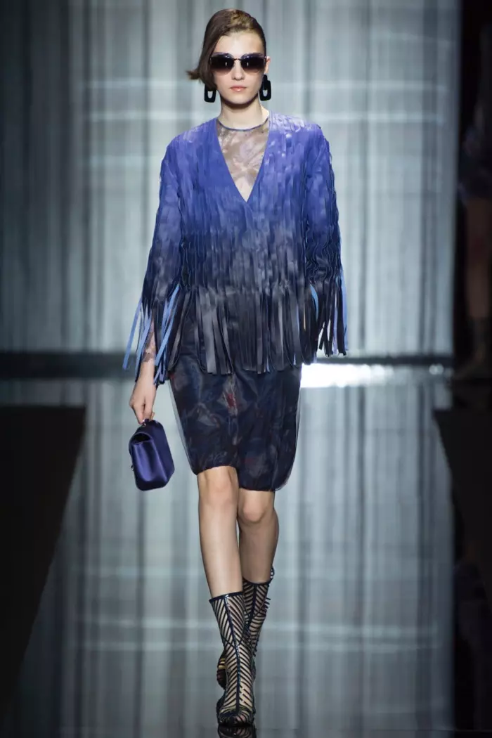 Armani Spring 2017: Naglalakad ang modelo sa runway na naka-ombre fringe jacket sa ibabaw ng naka-print na shorts