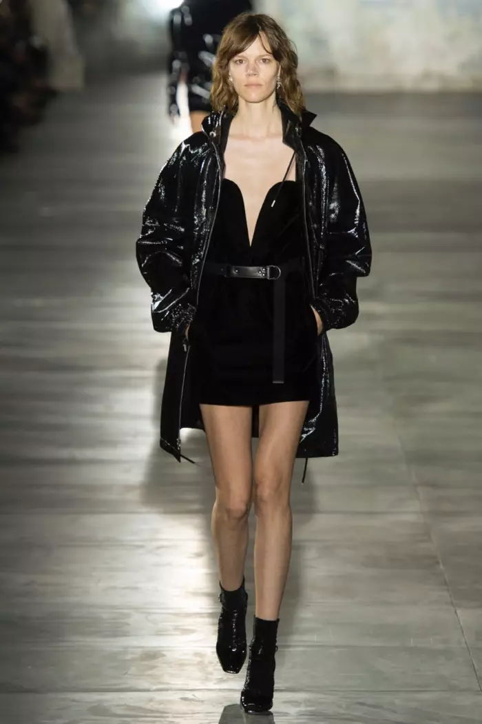 Saint Laurent Spring 2017: Naglalakad si Freja Beha Erichsen sa runway na may lacquered leather coat sa ibabaw ng maikling damit