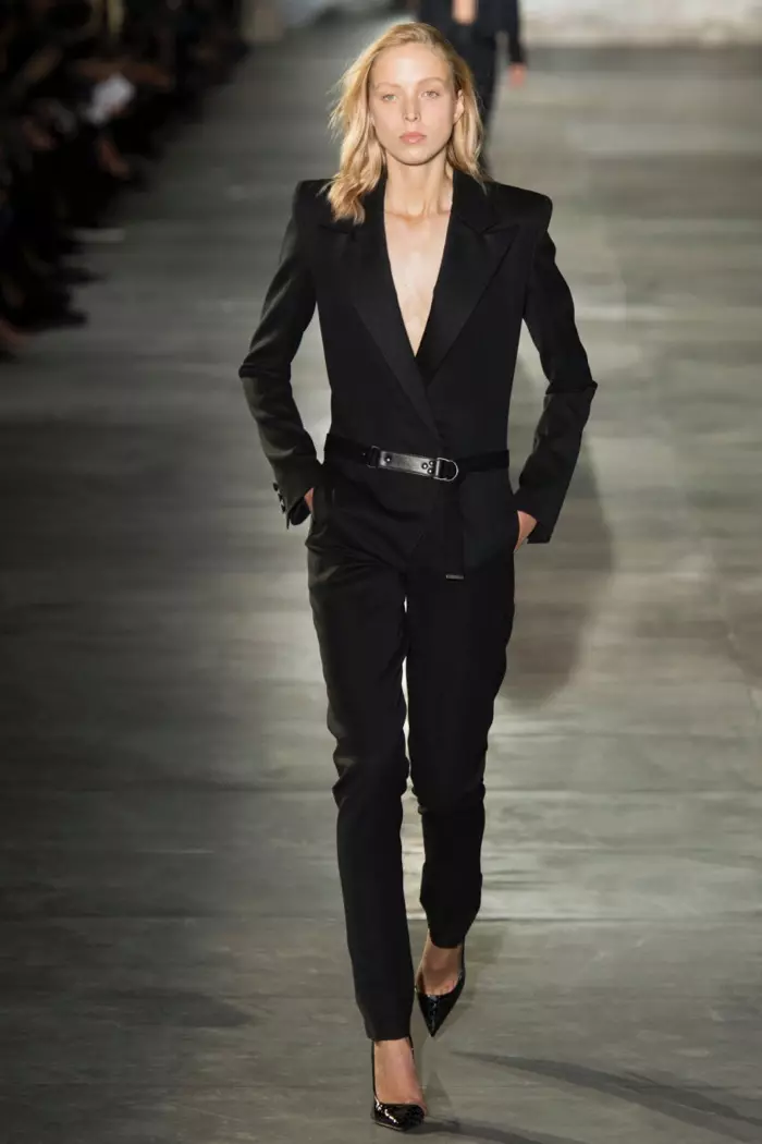 Saint Laurent Spring 2017: Anique Jozsi se prochází po ranveji v černé kombinéze