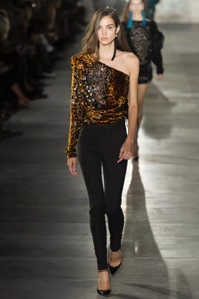 Saint Laurent Spring 2017: Camille Hurel גייט די סטאַרטפּאַס אין איין-אַקסל בלוזקע מיט כייַע דרוק מאָטיף איבער הויך-טאַליע מאָגער הויזן