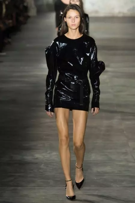 Saint Laurent-ek 2017ko udaberrirako sex-appeal-a piztu du