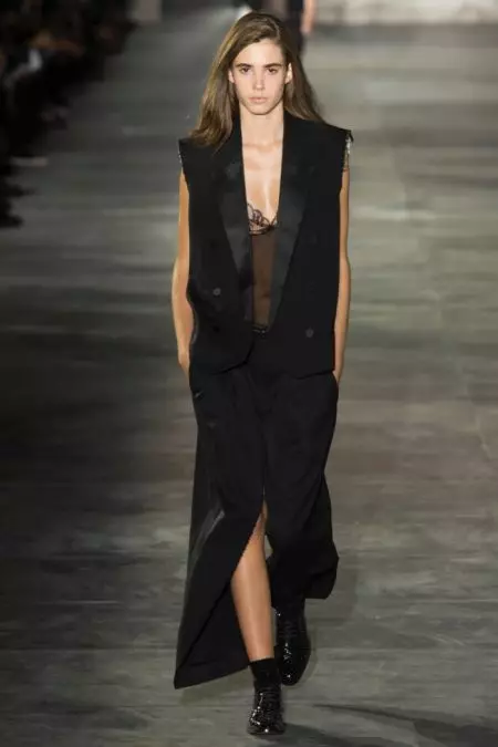 Ipinakita ni Saint Laurent ang Sex Appeal para sa Spring 2017