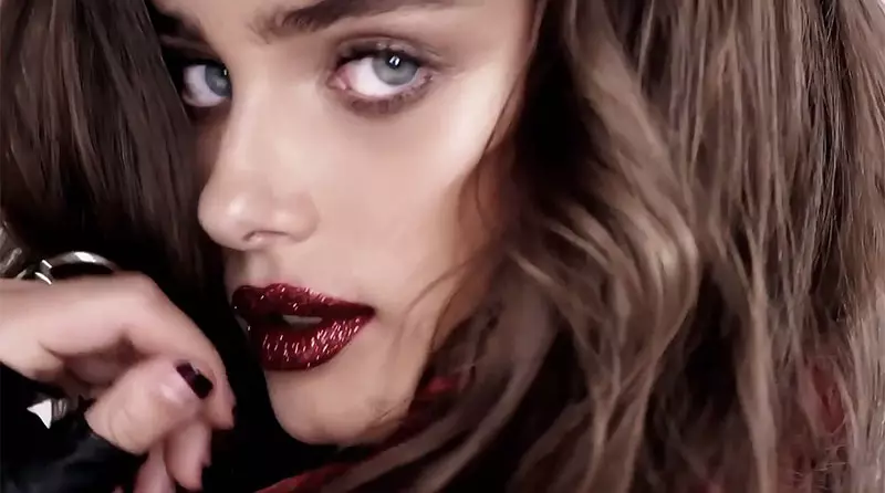 Taylor Hill, LOVE's Advent Calendar için İki Seksi Videoyu Isıtıyor