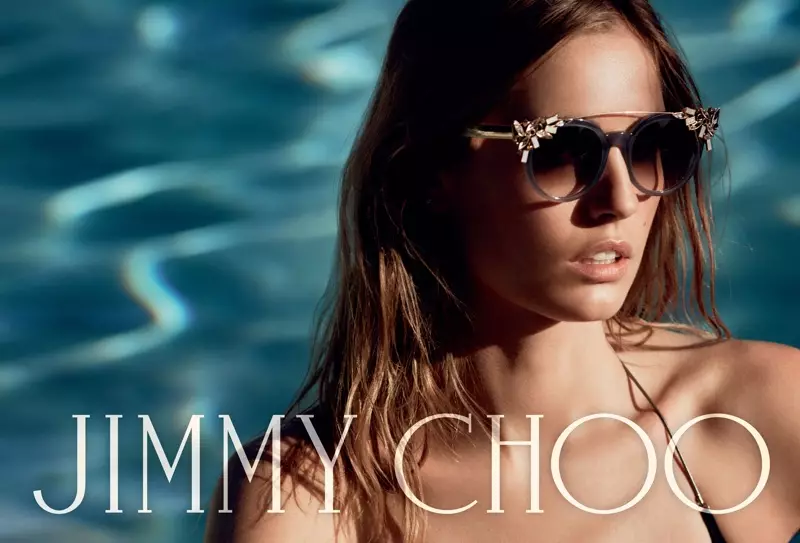 Le mannequin porte des lunettes de soleil Vivi dans la campagne printemps 2016 de Jimmy Choo